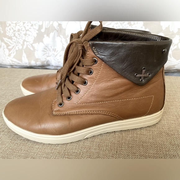 Stegmann Shoes - Tan leather high top trainers